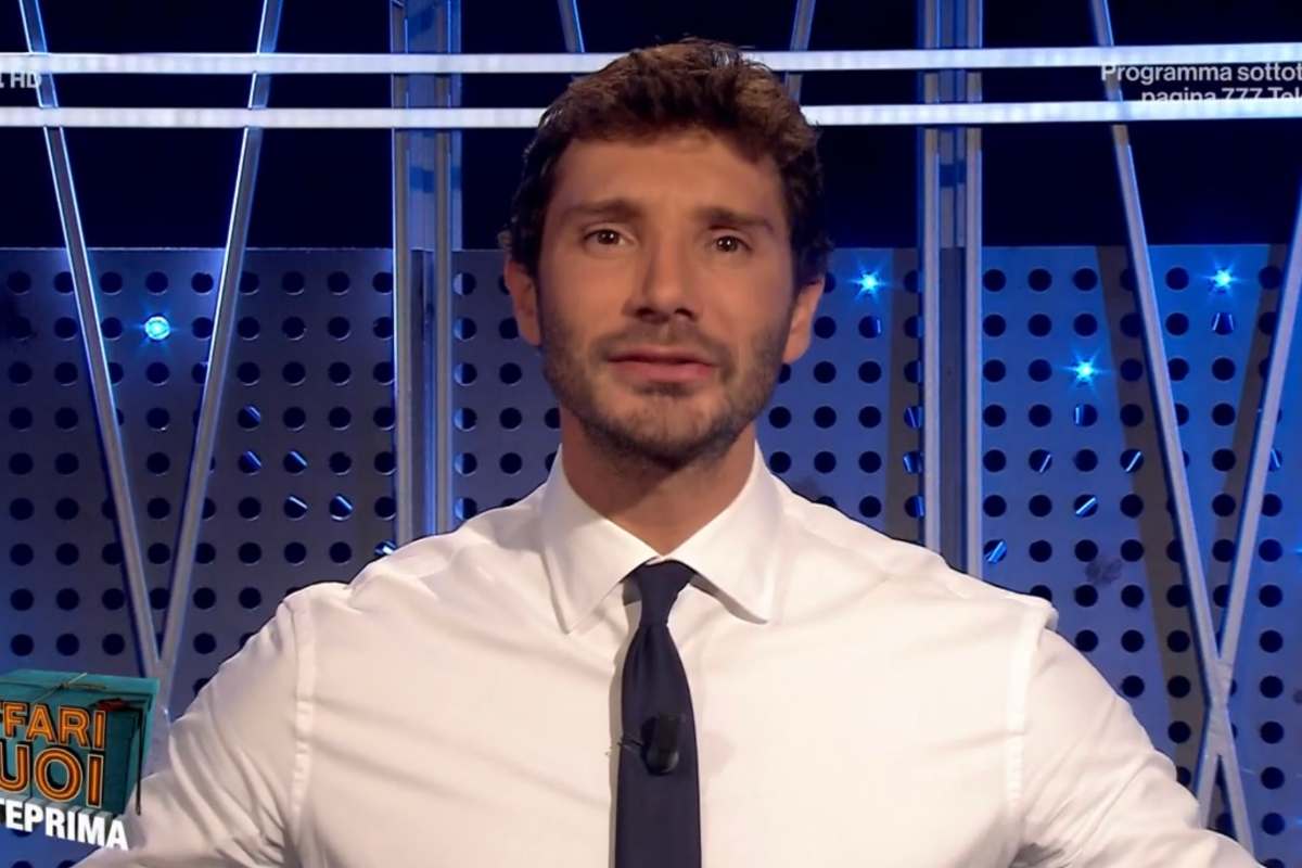 Stefano De Martino negli studi televisivi di Affari Tuoi