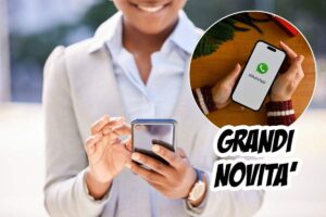 Donna sorride guardano cellulare con WhatsApp