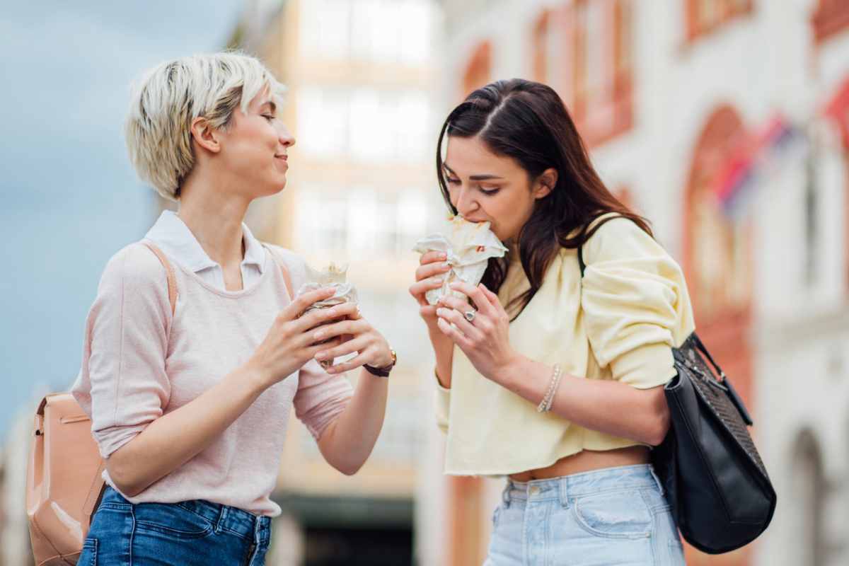 donne che mangiano