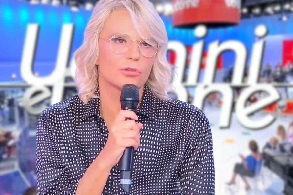 maria de filippi col microfono