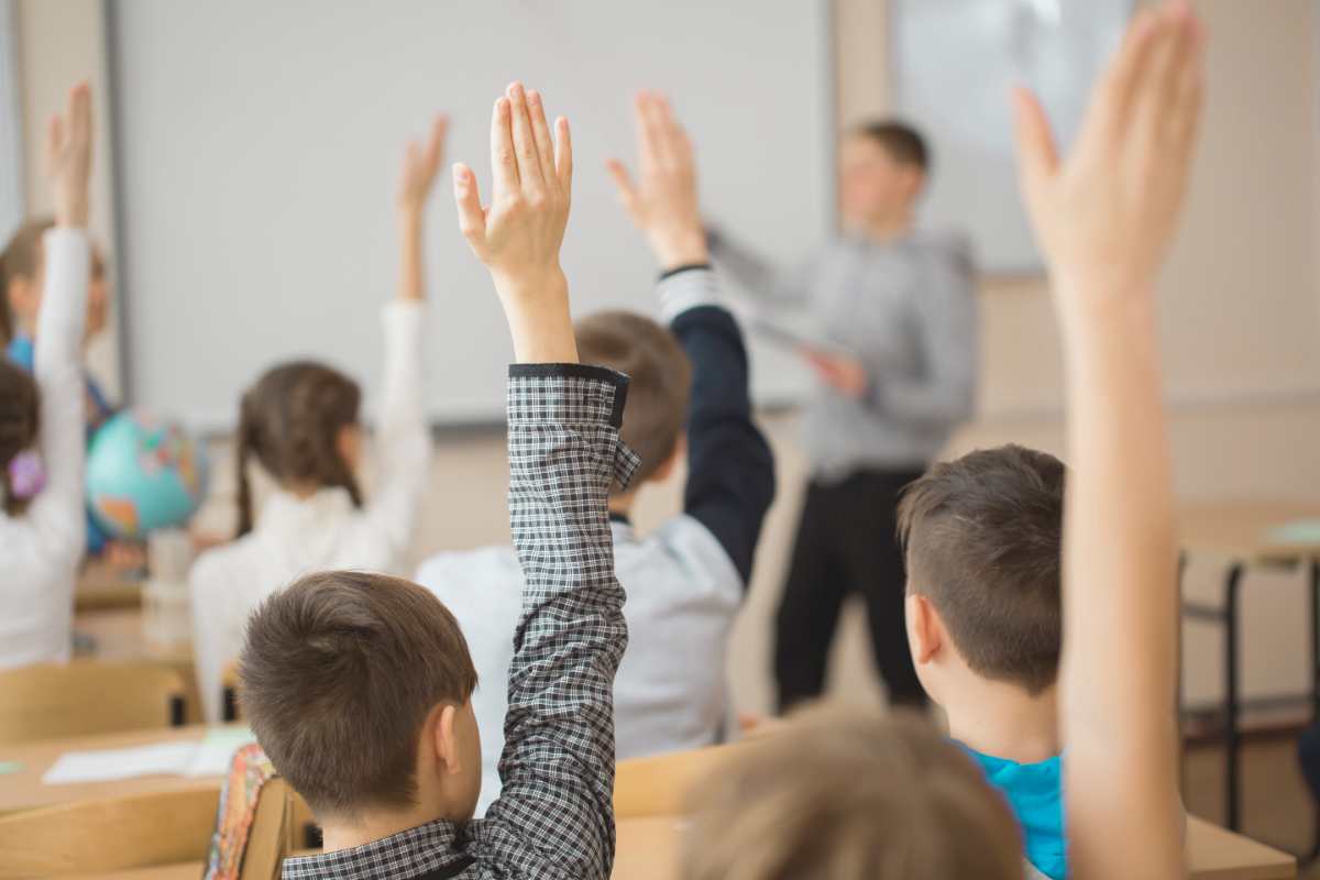 studenti alzano mani a scuola