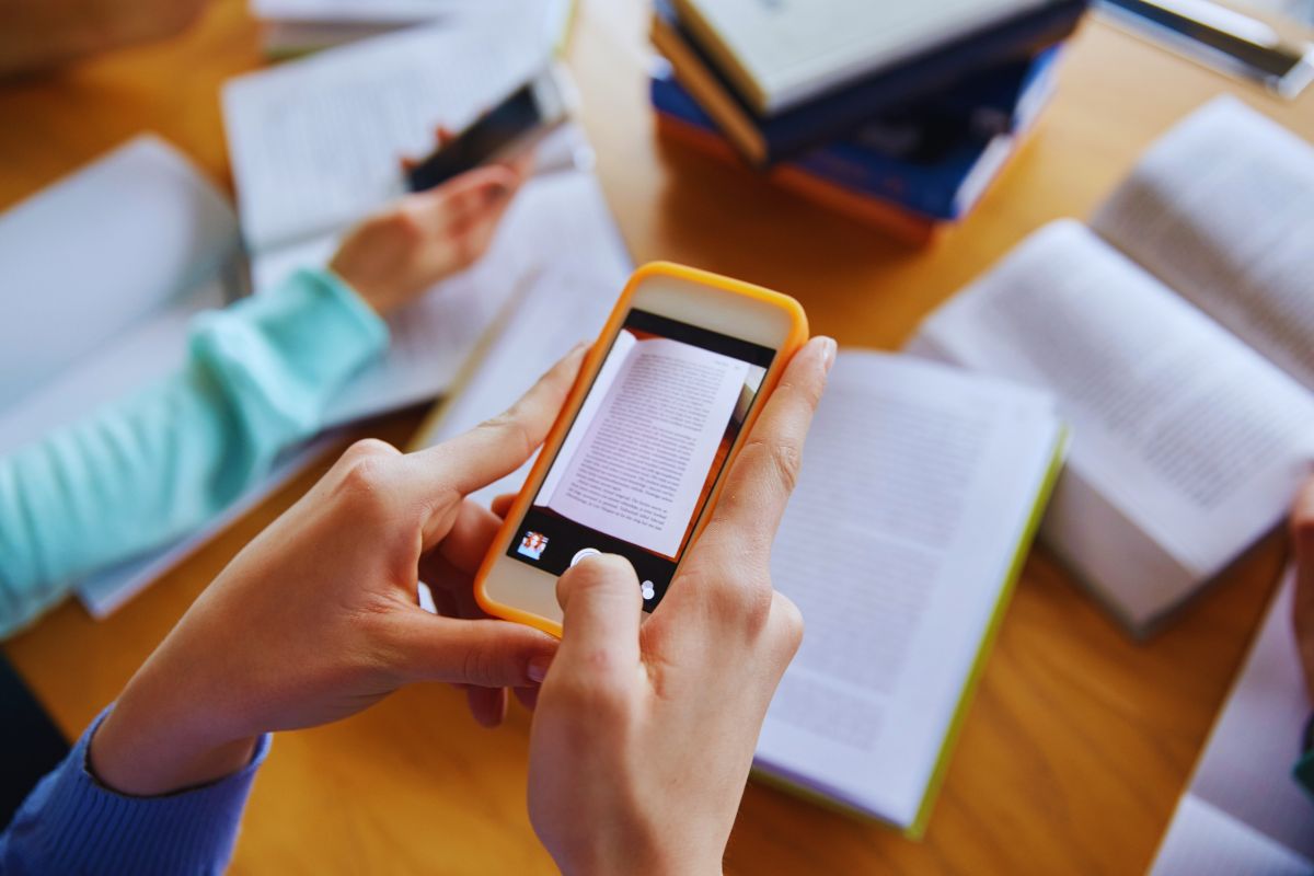 studenti con smartphone