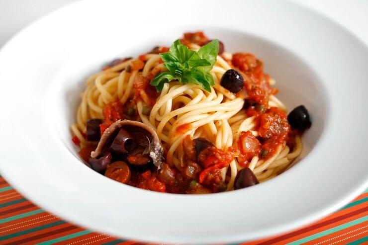 Spaghetti con olive, pomodoro, basilico